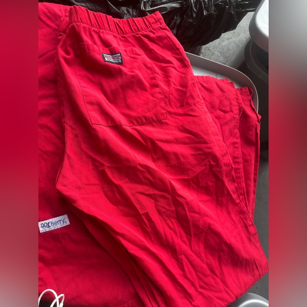 Red Scrub Set ❤️ - Picture 3 of 4